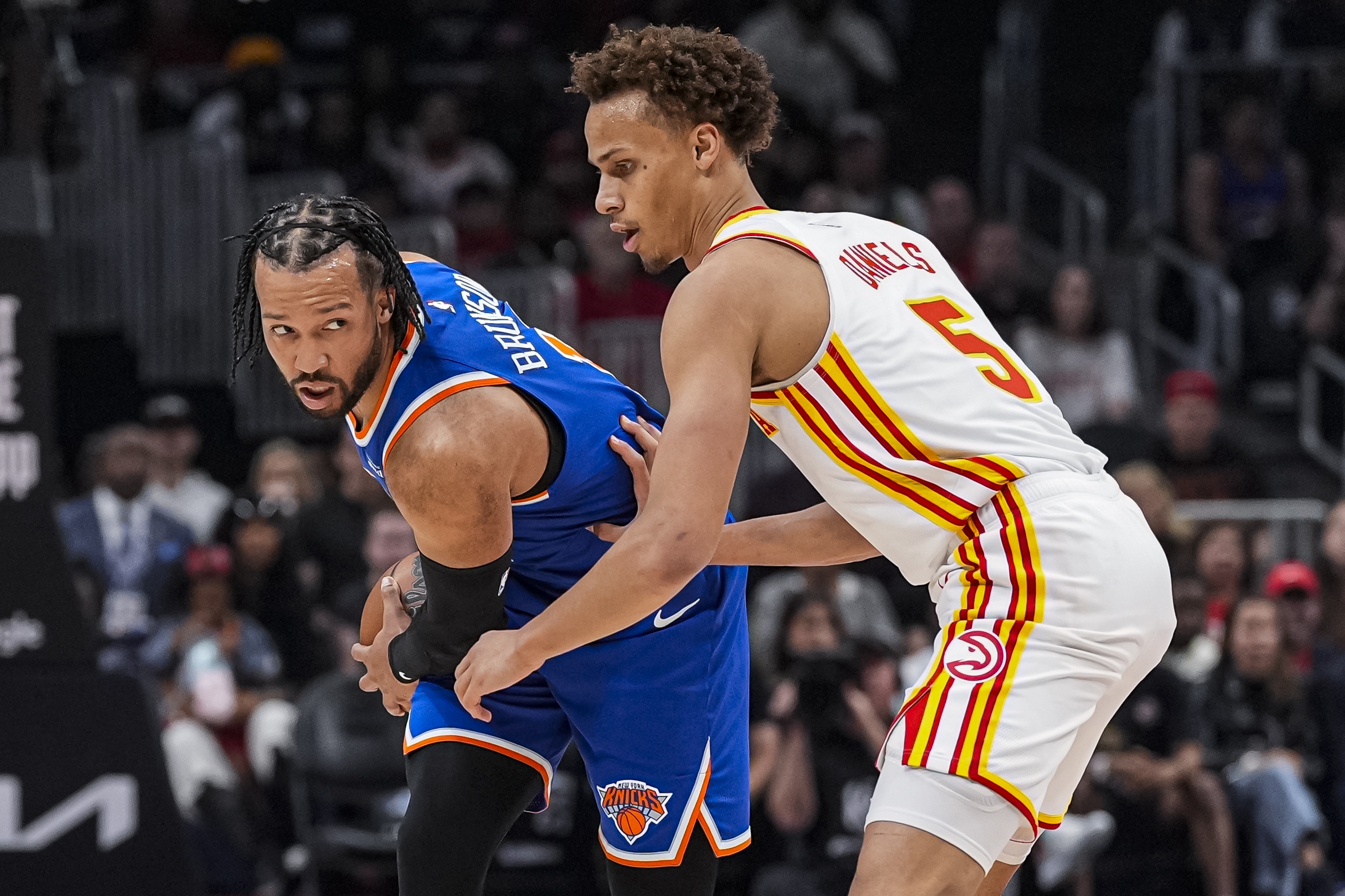 乐鱼-NBA彩经：尼克斯力擒老鹰拿下天王山 马刺轻取开拓者成功晋级